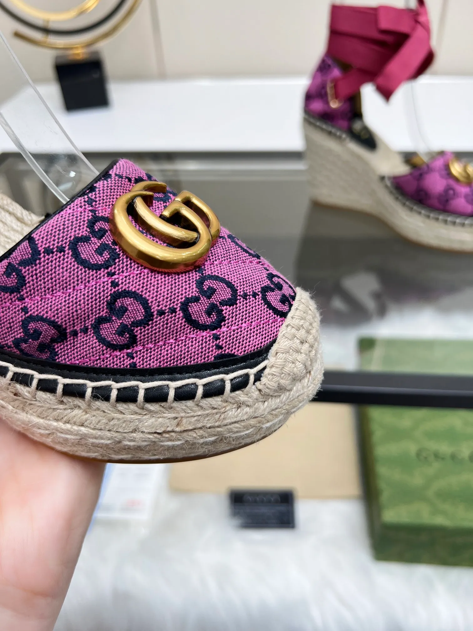 👟👟Ex-factory price 440👟👟 GUCCI wedge fisherman sandals, thick-soled straw, high-end quality, fabric: double G fabric, electric embroidery, lining: mixed sheepskin lining, yardage: 35 ~ 42, color: light blue. Dear new and old customers, the picture has been updated, please transfer the image to change. The upgraded version of the wedge heel currently has more than 40 colors. Transfer the image and sell it.